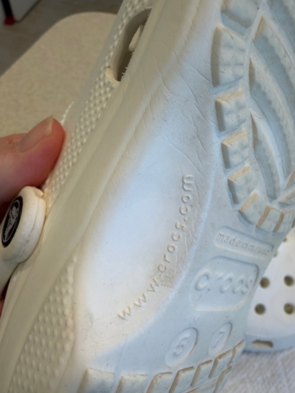 CROCS Adults White Classic Clog Sandals women’s size 7, men’s size 5 - Picture 9 of 14